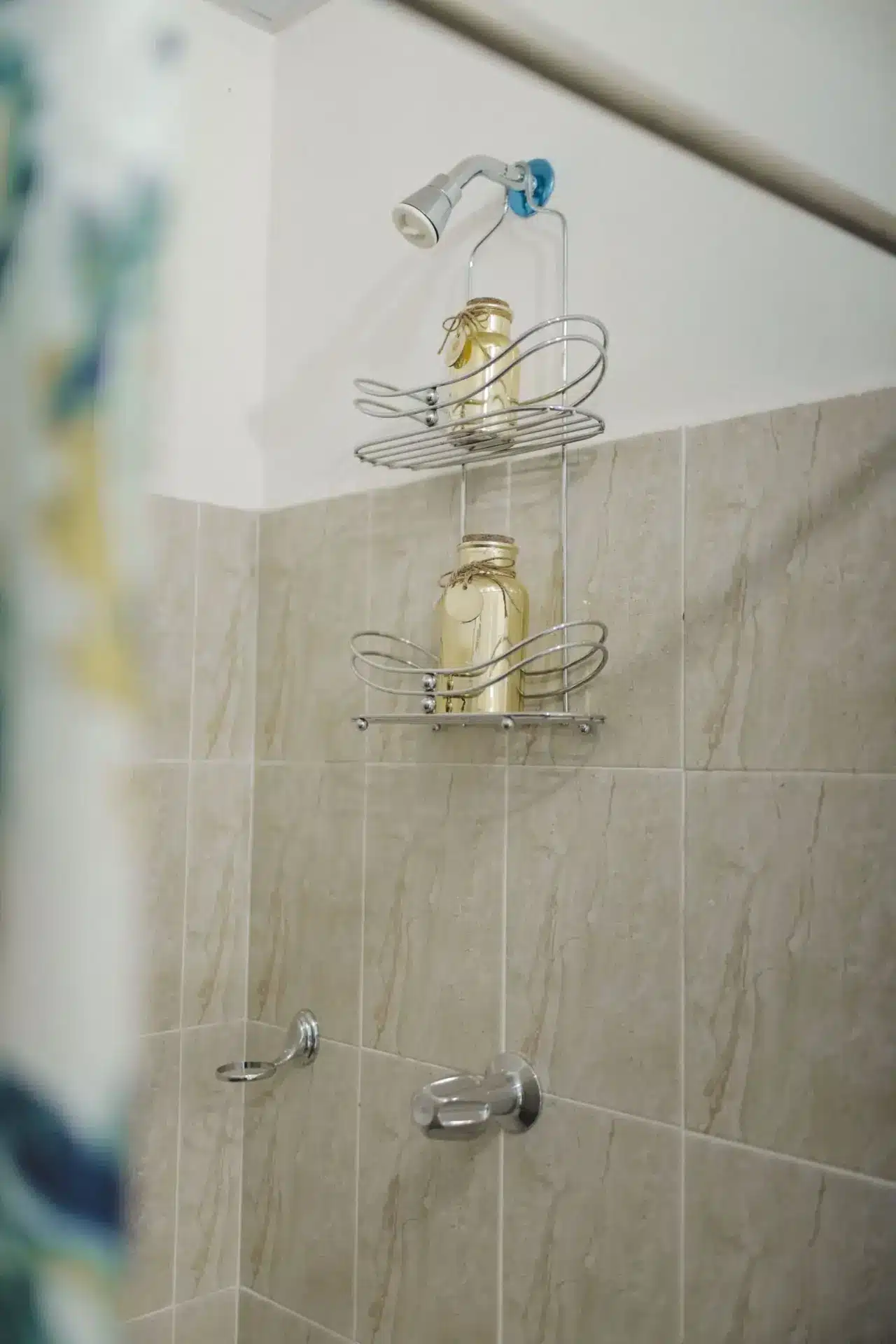 Bagno con WC sospeso e cassetta di scarico a incasso