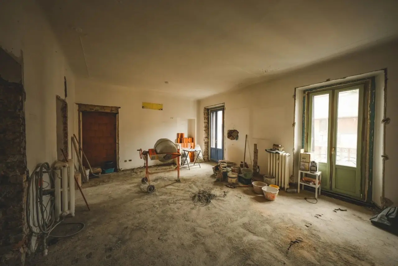 Bagno durante lavori sugli impianti idraulici