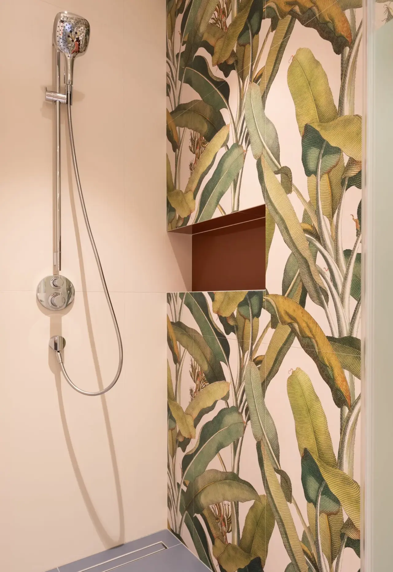 Bagno domestico con sanitari e box doccia