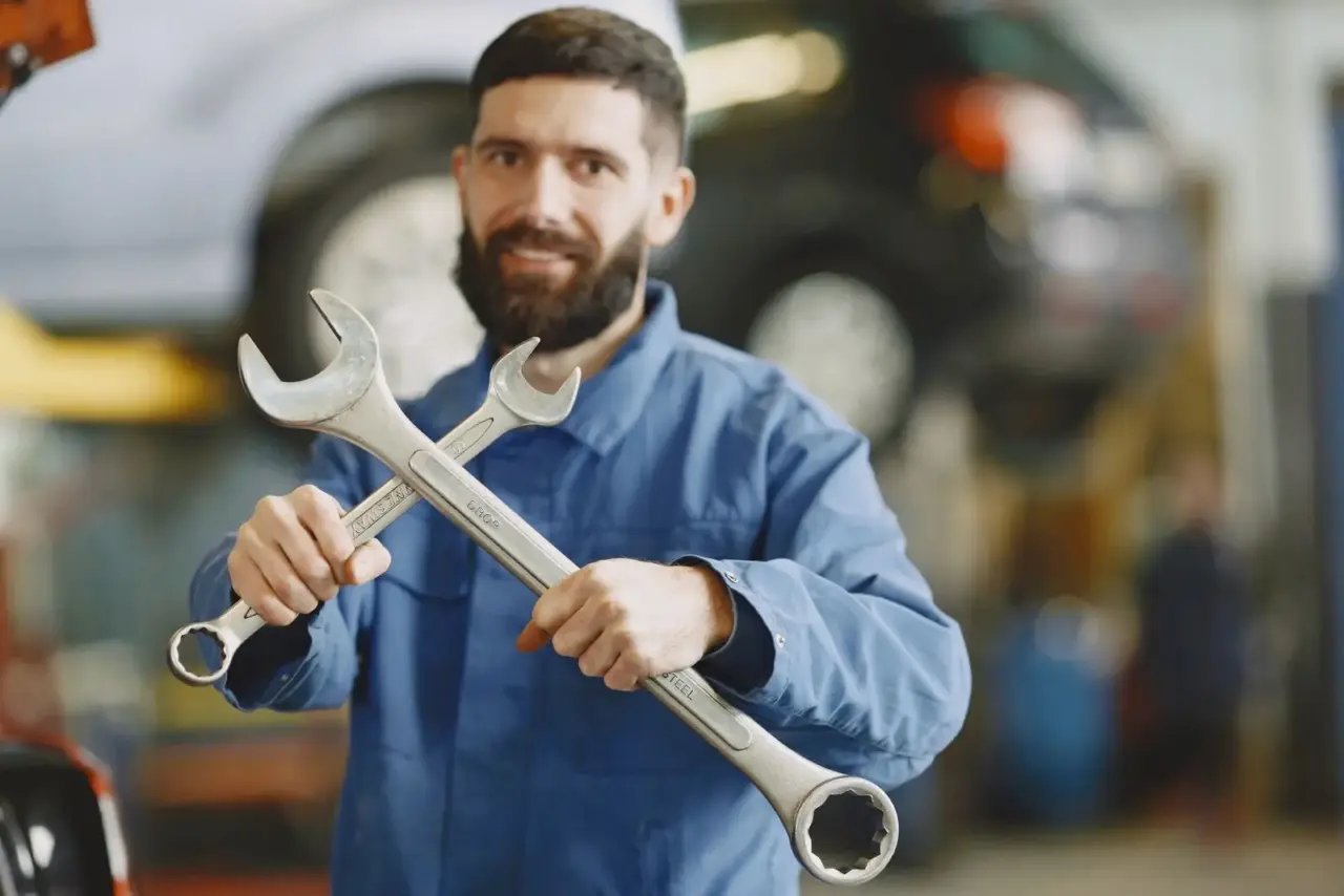 Tecnico al lavoro su un generatore di calore